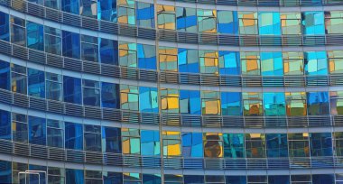 parlak renkli yansımaları ile modern metal ve cam duvar