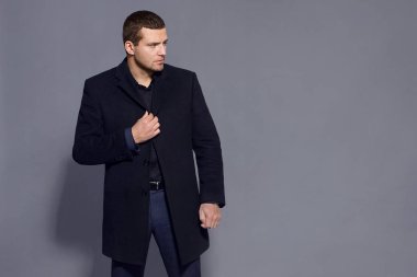 koyu bir ceket ve takım elbise, stüdyo ışık traşsız adam