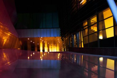 sarı ışıkla aydınlatılan modern bir binanın koyu fuaye