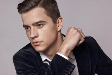 Yakışıklı, genç, modacı adam. Şık Genç Adam