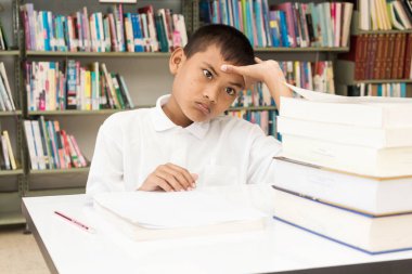 Çocuk yorgun ve ödevlerini sıkıcı.