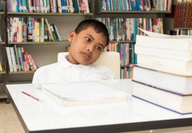 Çocuk yorgun ve ödevlerini sıkıcı.