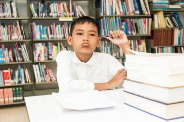 Çocuk yorgun ve ödevlerini sıkıcı.