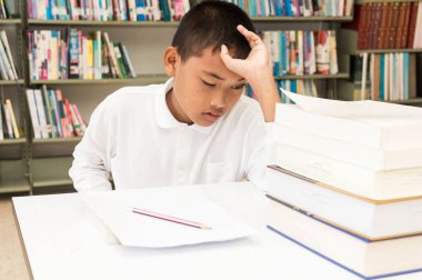 Çocuk yorgun ve ödevlerini sıkıcı.