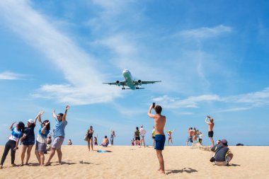 Phuket Tayland, 29-1-2017; Birçok kişi için hareket eden uçak ile fotoğraf çekmek, uçak, mai khao beach phuket Tayland phuket Uluslararası Havaalanı'na iniyor.
