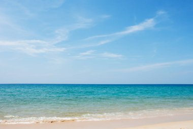 Güzel deniz Mai Khao Beach Phuket Tayland at.