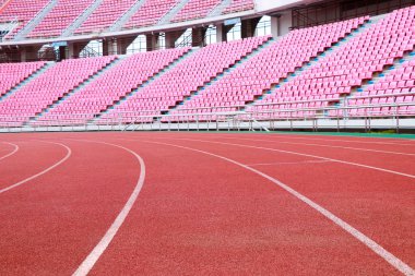 Stadyum veya stadyum arka planda çalışan alanında kırmızı koşu parkuru.
