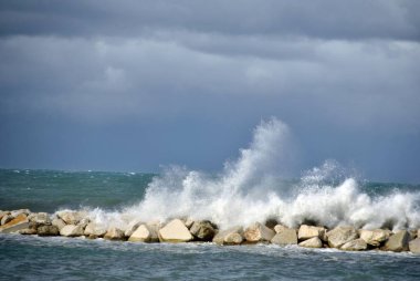 rüzgarlı bir gün denizde kayalar karşı büyük dalgalar ile