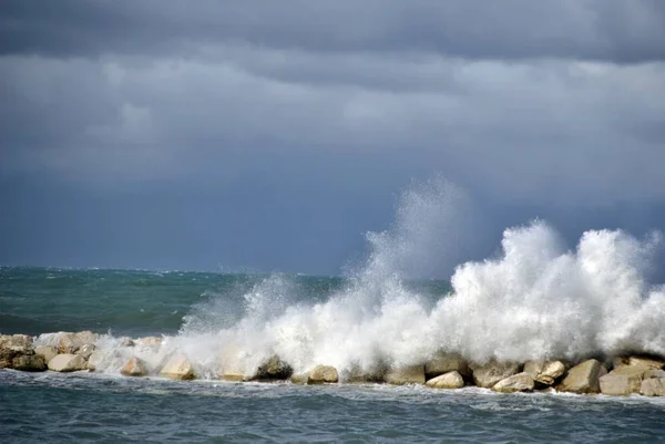 Blåsig Dag Havet Med Stora Vågor Mot Klipporna — Stockfoto