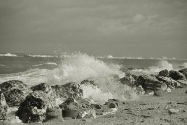 rüzgarlı bir gün denizde kayalar karşı büyük dalgalar ile