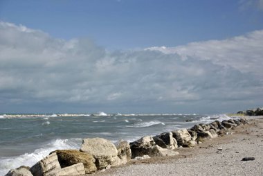 rüzgarlı bir gün denizde kayalar karşı büyük dalgalar ile