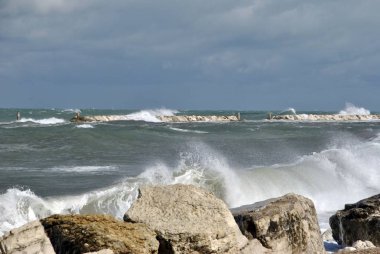 rüzgarlı bir gün denizde kayalar karşı büyük dalgalar ile
