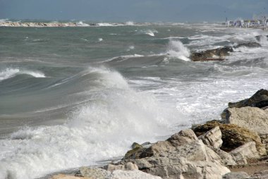 rüzgarlı bir gün denizde kayalar karşı büyük dalgalar ile