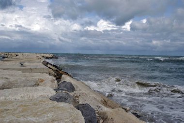 rüzgarlı bir gün denizde kayalar karşı büyük dalgalar ile