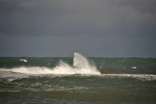 Blåsig Dag Havet Med Stora Vågor Mot Klipporna — Stockfoto