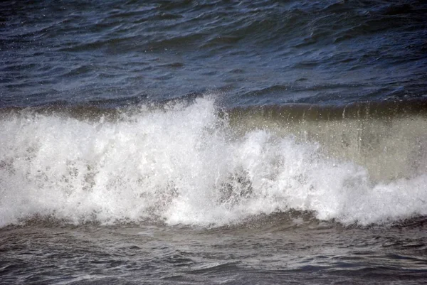 Windiger Tag Auf See Mit Großen Wellen Gegen Felsen — Stockfoto