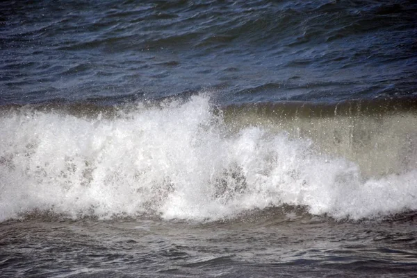 Journée Venteuse Mer Avec Grandes Vagues Contre Les Rochers — Photo