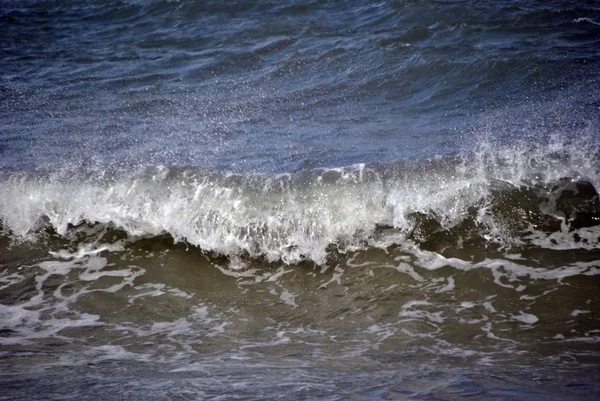 Dia Ventoso Mar Com Grandes Ondas Contra Rochas — Fotografia de Stock