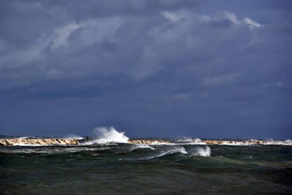 Blåsig Dag Havet Med Stora Vågor Mot Klipporna — Stockfoto