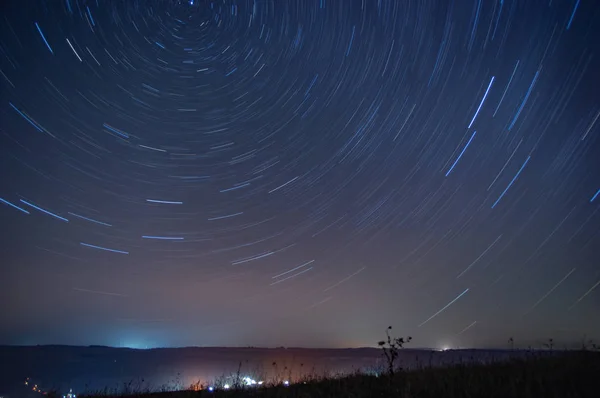 Uzun pozlama yıldızlı gökyüzü — Stok fotoğraf