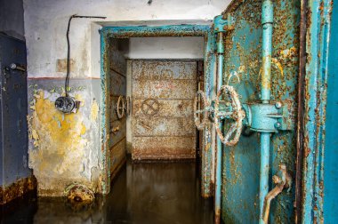 Sovyet bomba sığınağı terk