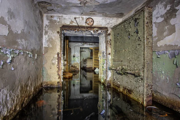 Abri soviétique abandonné pour bombes — Photo