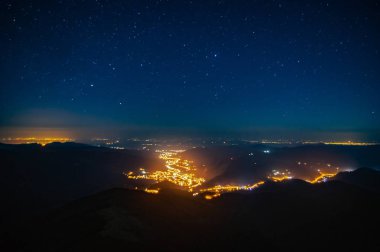 Bir dağ kasabasında gece