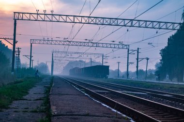 Akşamları tren istasyonunda.
