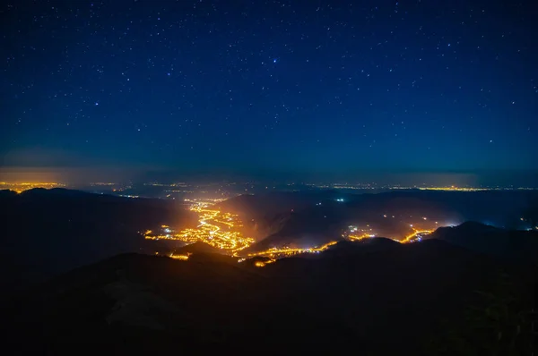 Nacht in een berg stad — Stockfoto