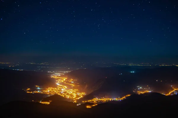 Nacht in een berg stad — Stockfoto