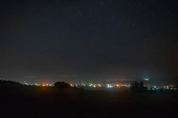 In de buurt van het dorp bij nacht — Stockfoto