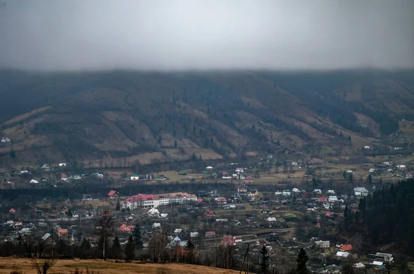 Foggy day in a mountain village — Stock Photo, Image
