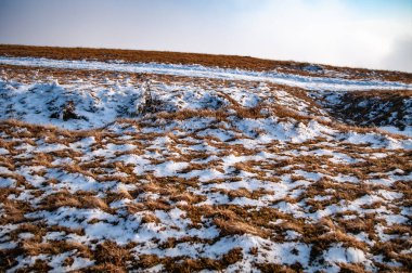 Çimlere kar yağıyor.