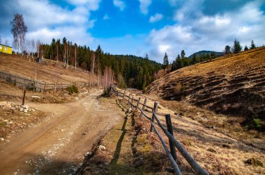 Dağlardaki Toprak Yol