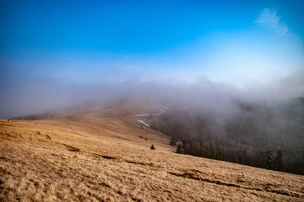 Camino de tierra en la niebla — Foto de Stock