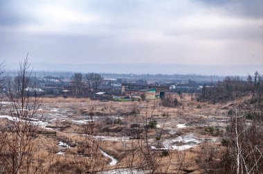 Sanayi Bölgesi arka plan üzerinde terk edilmiş evleri