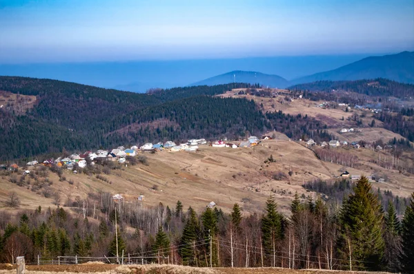 Краєвид Карпатське село — стокове фото