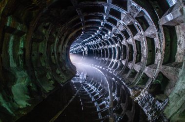 Terk edilmiş Metro'ya
