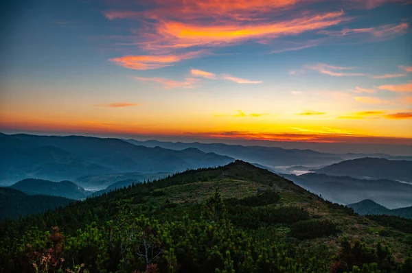 Amanecer en los Cárpatos — Foto de Stock