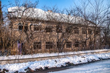 Karda terk edilmiş bir ev