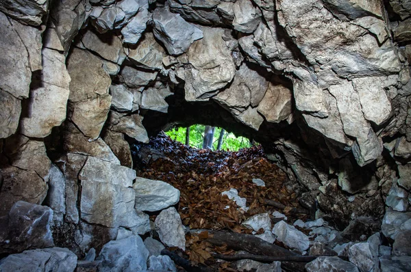 Steiniger Ausgang aus der Höhle — Stockfoto