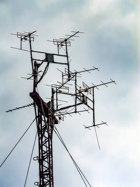 Torre dell'antenna contro il cielo — Foto Stock