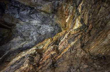 Altın volkanik kaya gibi