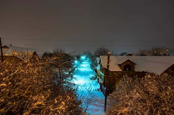 Cidade nevada rua à noite — Fotografia de Stock