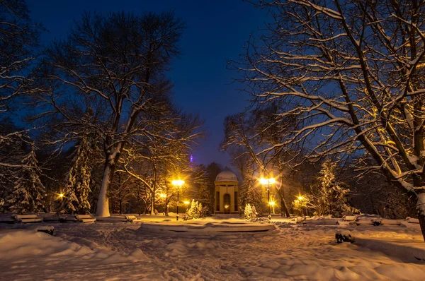 Snowbound stad straat 's nachts — Stockfoto