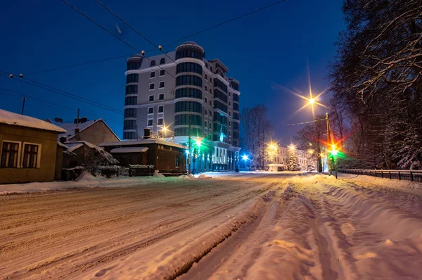 Snowbound stad straat 's nachts — Stockfoto