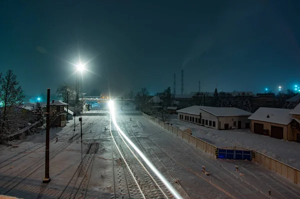 Bahngleise nachts mit Schnee bedeckt — Stockfoto