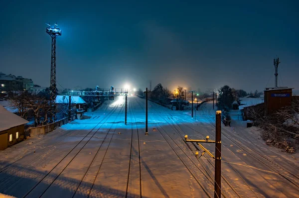 Bahngleise Der Stadt Bei Nächtlichem Schneefall — Stockfoto