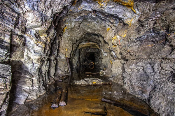 Elöntött a régi arany bánya — Stock Fotó