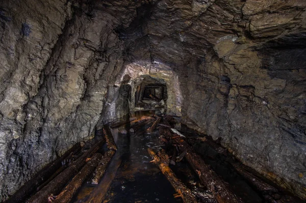 Inundada vieja mina de oro — Foto de Stock